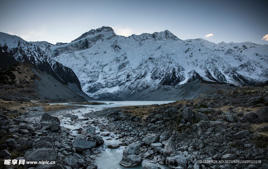 雪山下的潺潺溪流