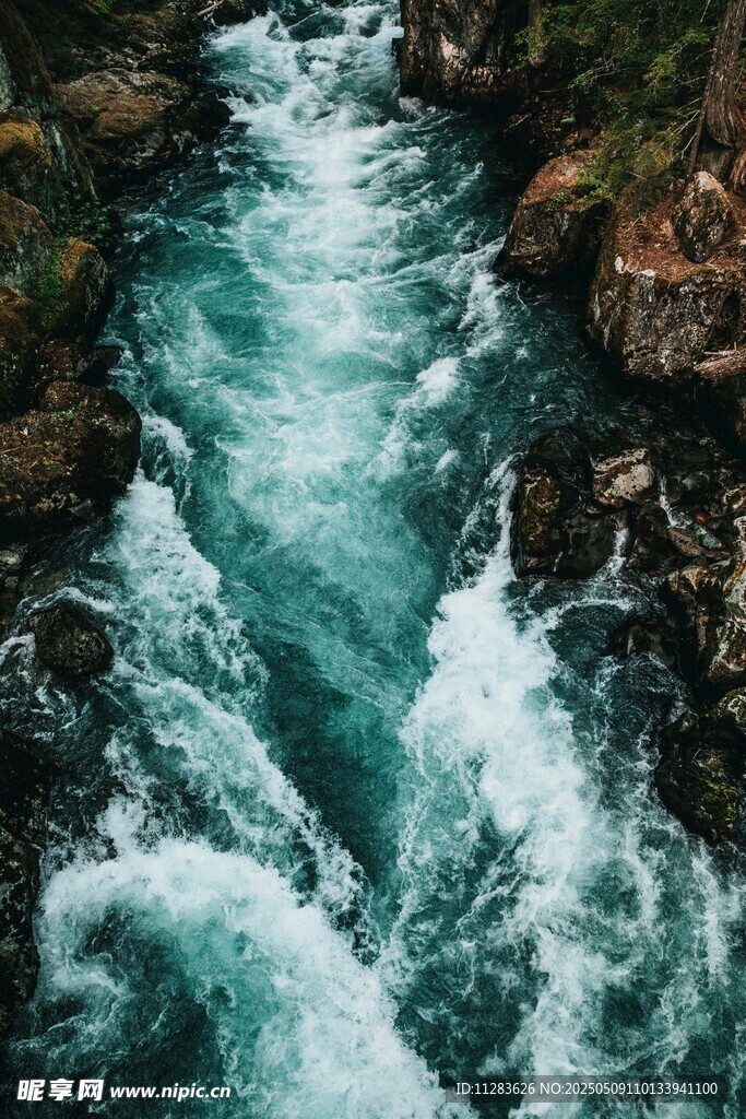 湍急溪流穿岩石