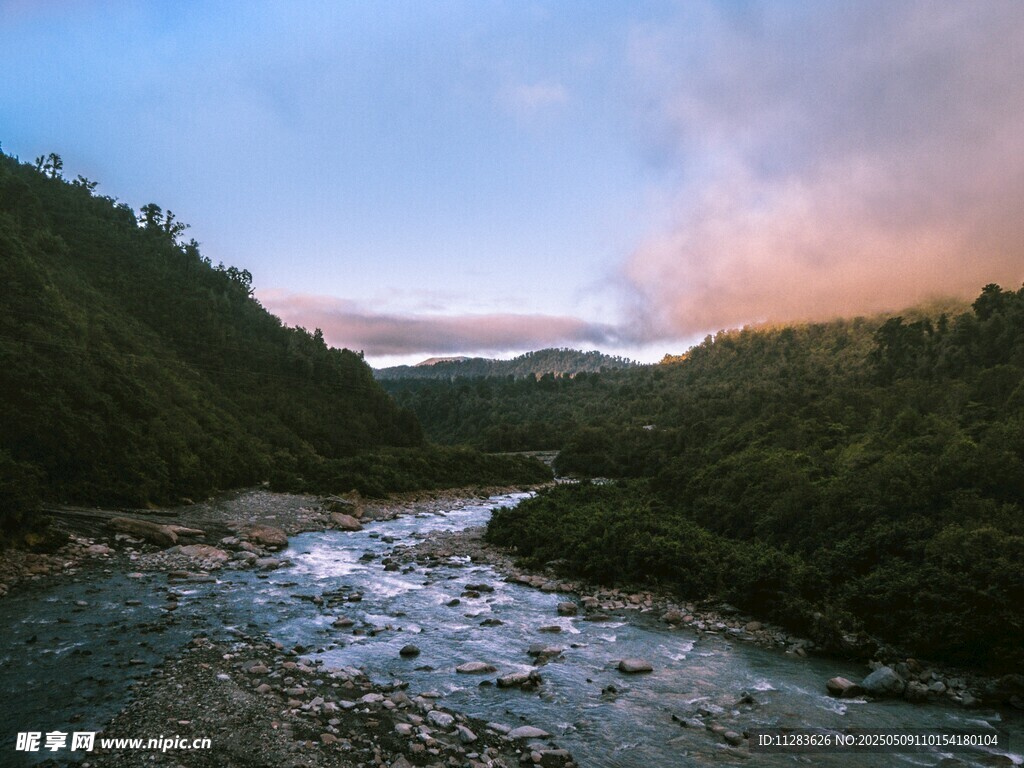 山间溪流暮色美景