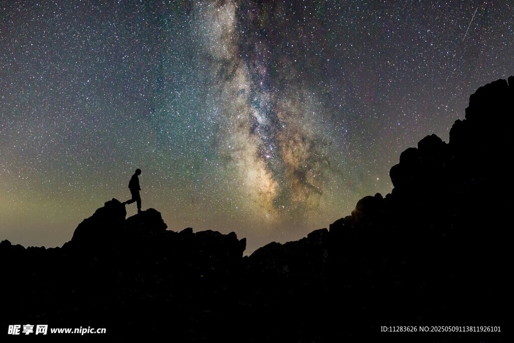 星空下的孤独身影