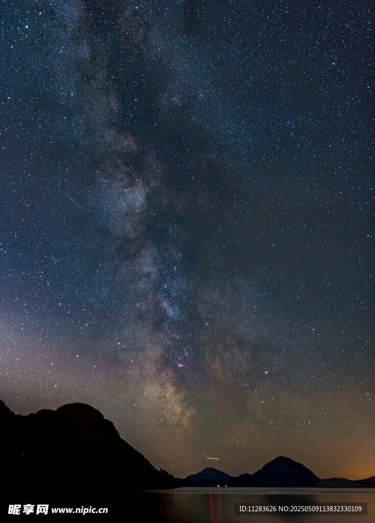 星空下的山水夜景
