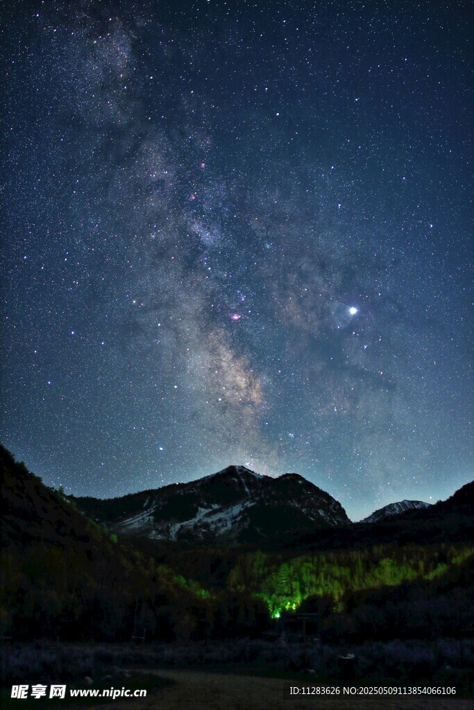山间璀璨星空夜景