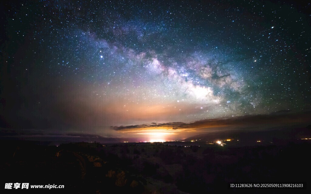 璀璨星空下的壮丽夜景