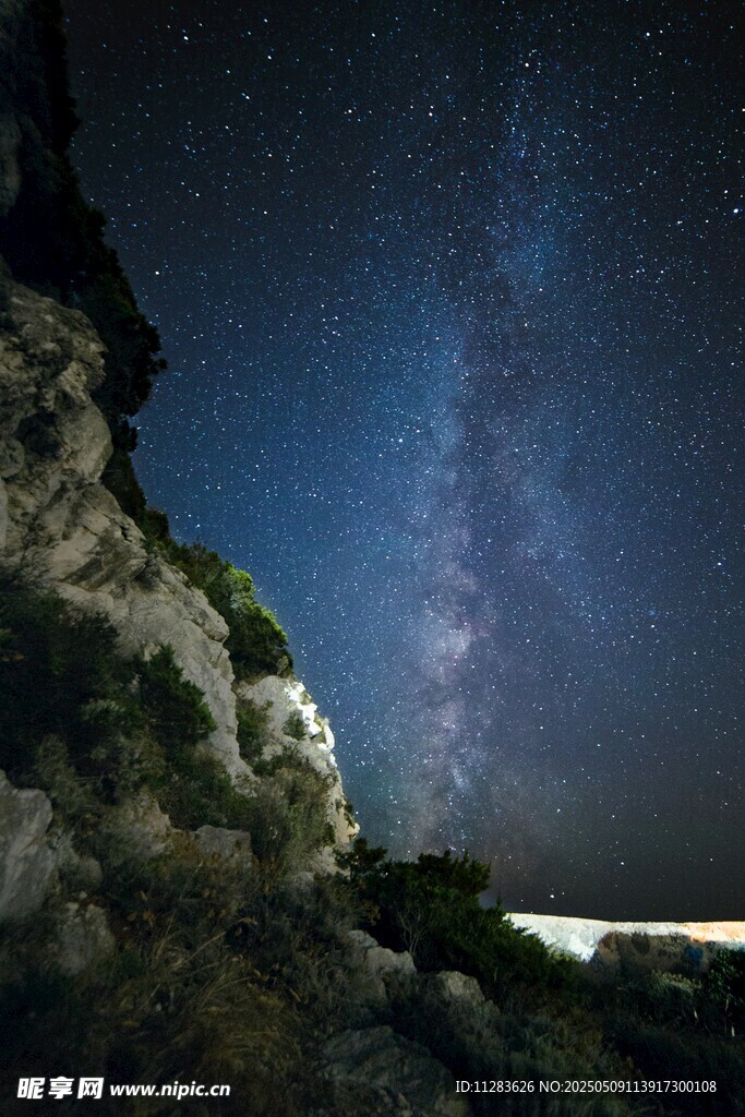 夜空下的山景与璀璨星河