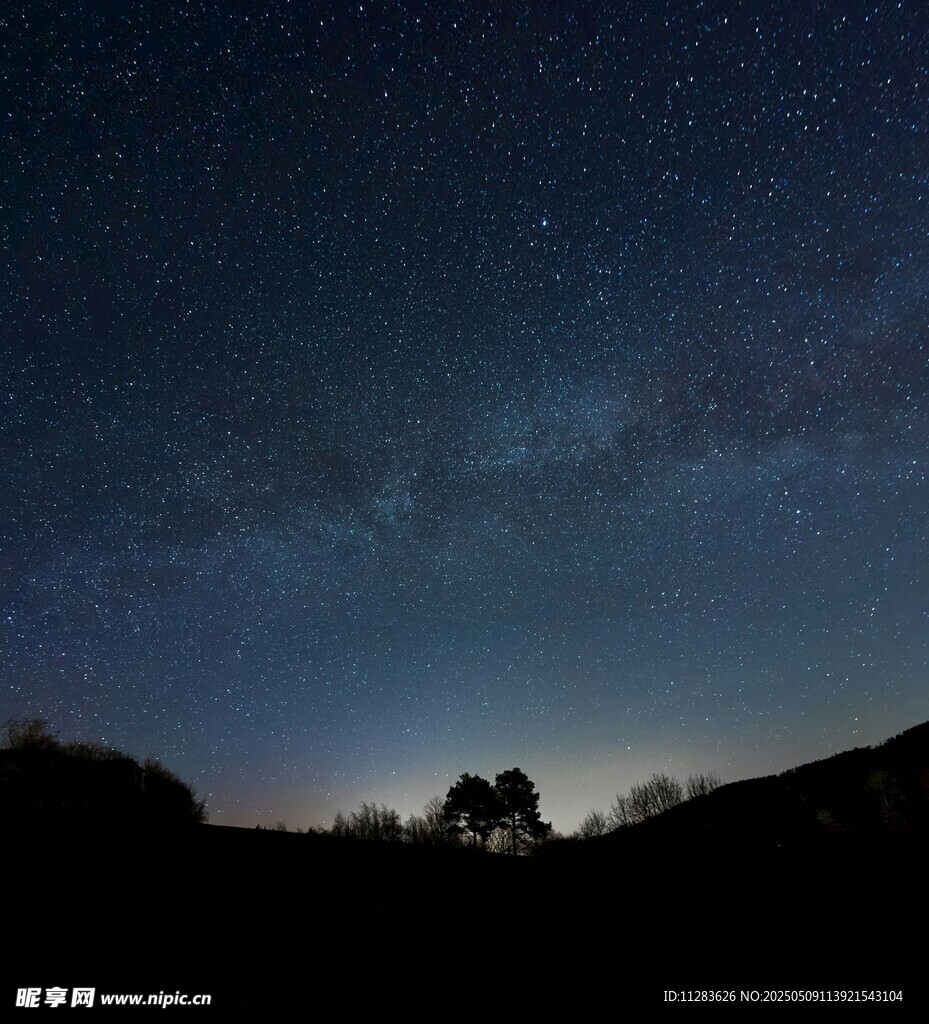 夜空下的山峦与璀璨星河