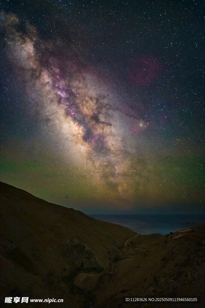 星空下的山峦美景