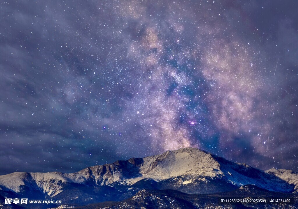 雪山之上的璀璨星空