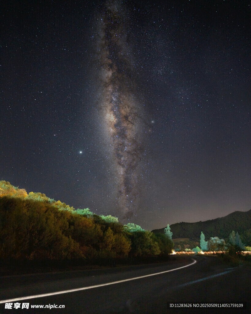 公路夜空中的璀璨银河