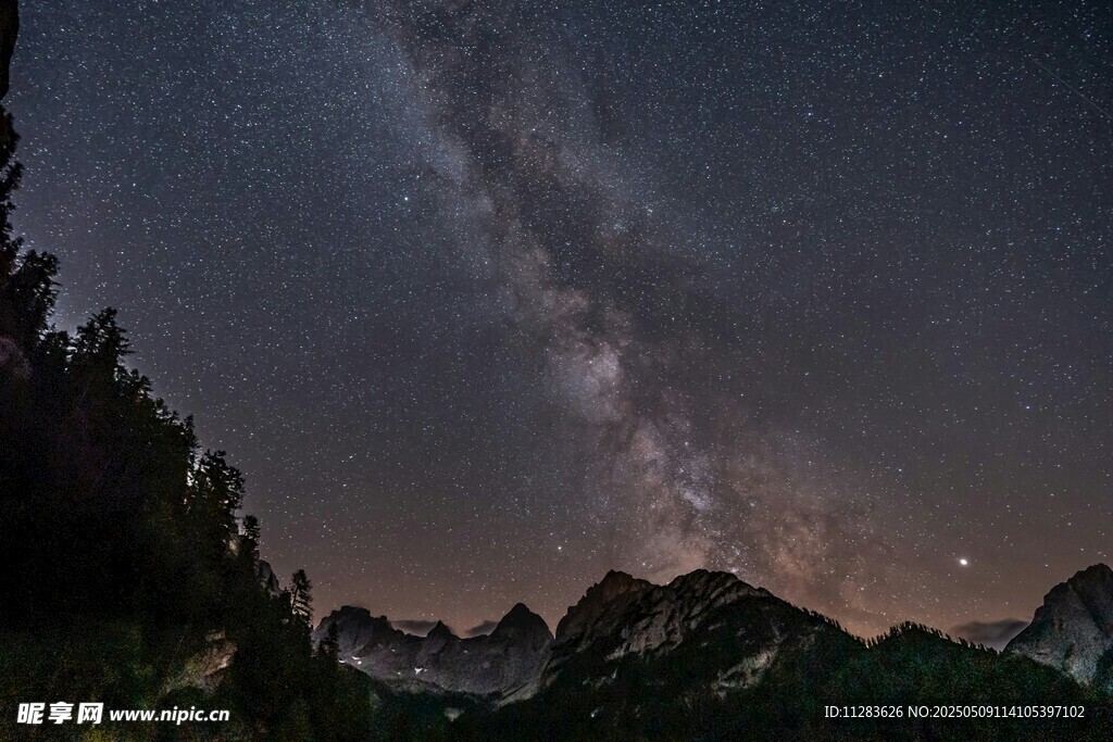 山间璀璨银河夜景