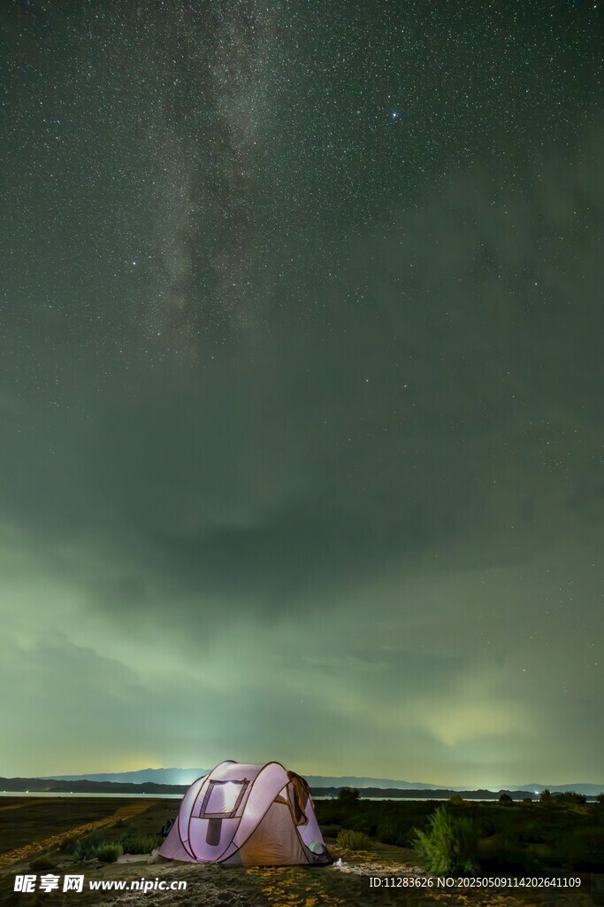 草原上的星空与露营帐篷