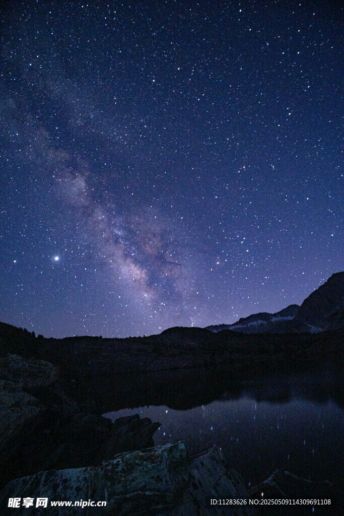 山间湖畔璀璨星空夜景