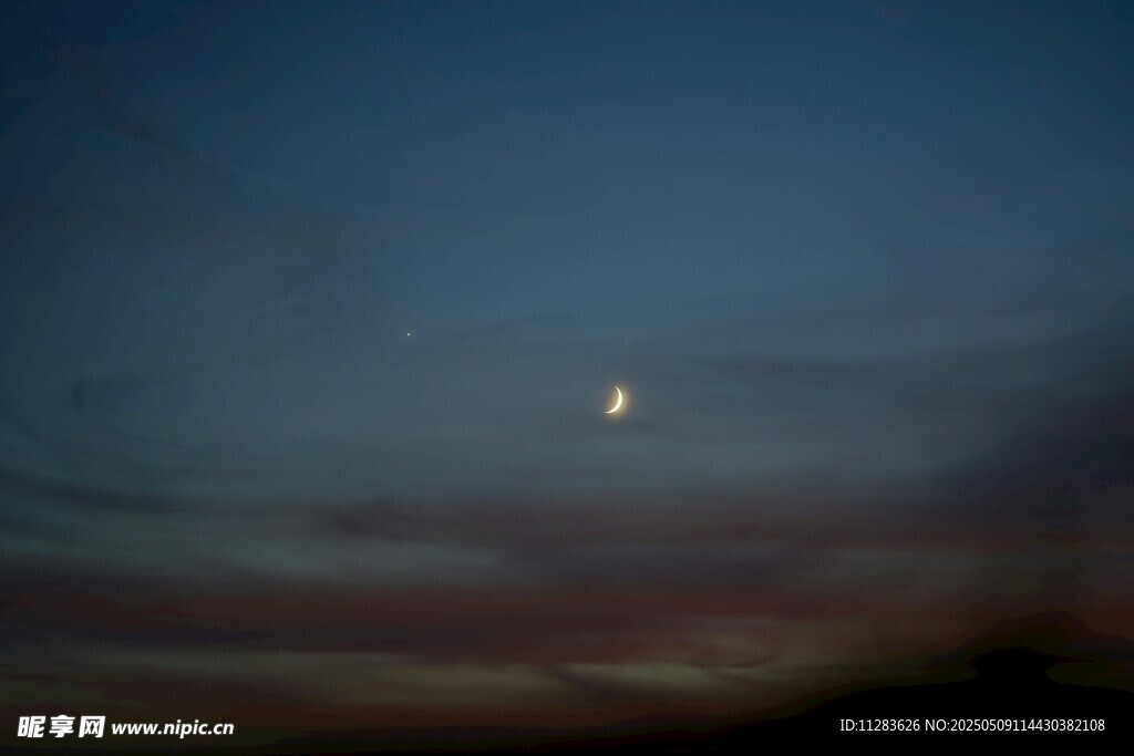 夜空下的孤月