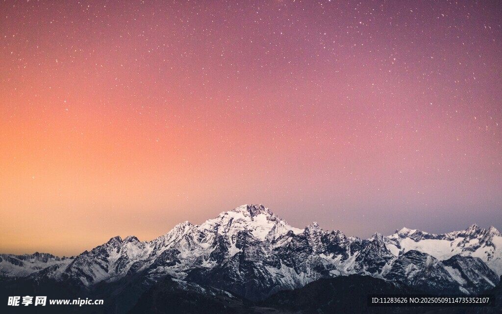 壮丽雪山日出美景