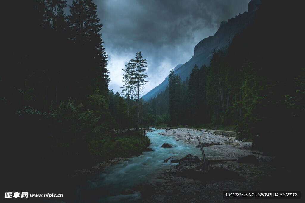 山间幽径溪流静谧之景