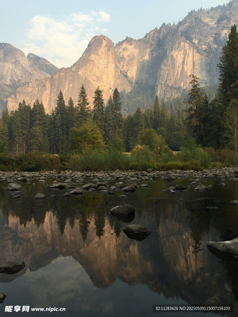 山间湖畔壮丽自然景观