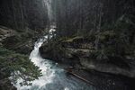 山间瀑布溪流自然美景