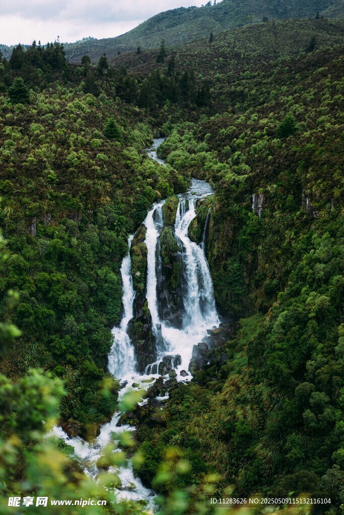 山间壮丽瀑布景观
