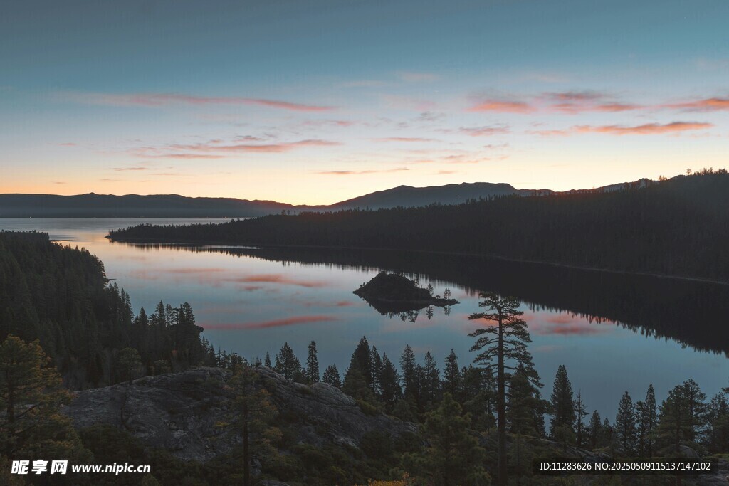 湖畔黄昏美景