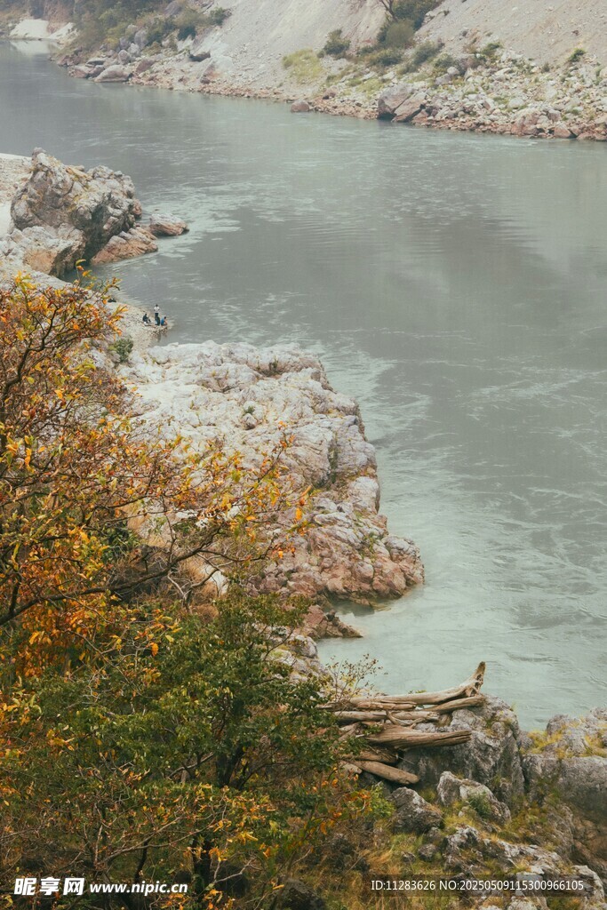 秋日江畔美景