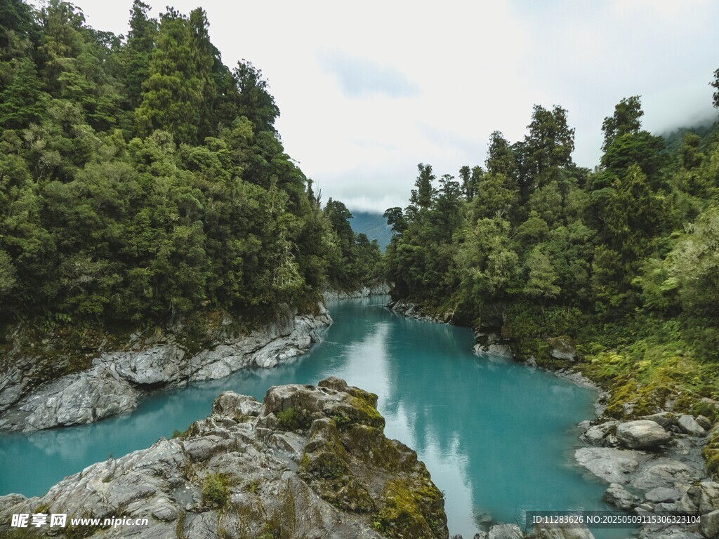 秀丽河谷中的澄澈蓝河