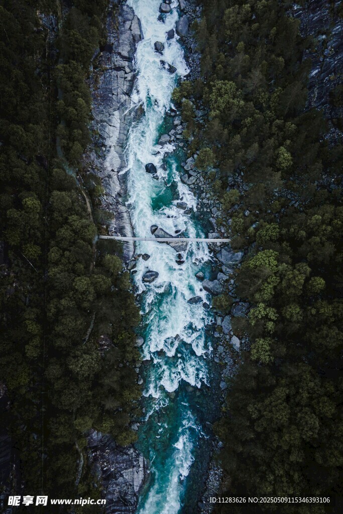 俯瞰山间湍急溪流