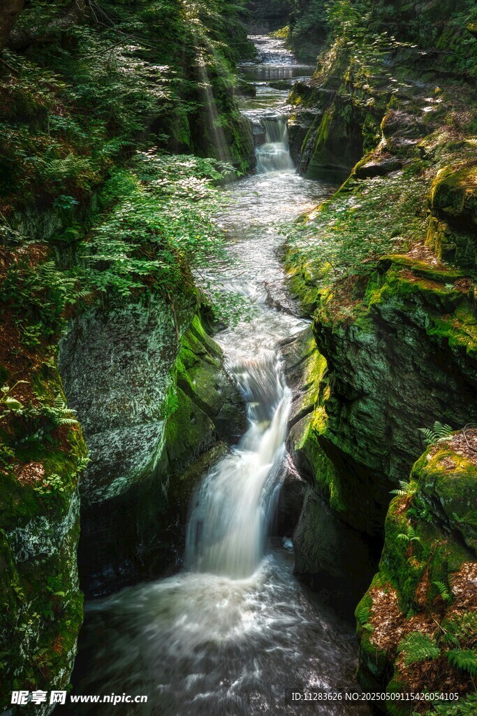 山间溪流瀑布自然美景