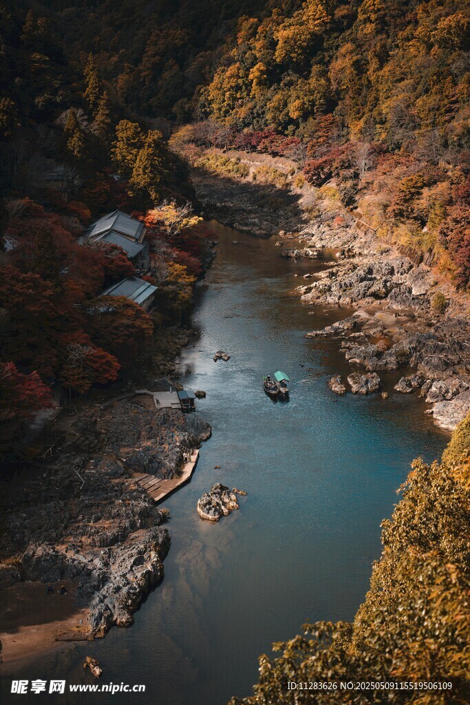 秋日山间河流美景