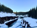 冬日雪景中的林间河道
