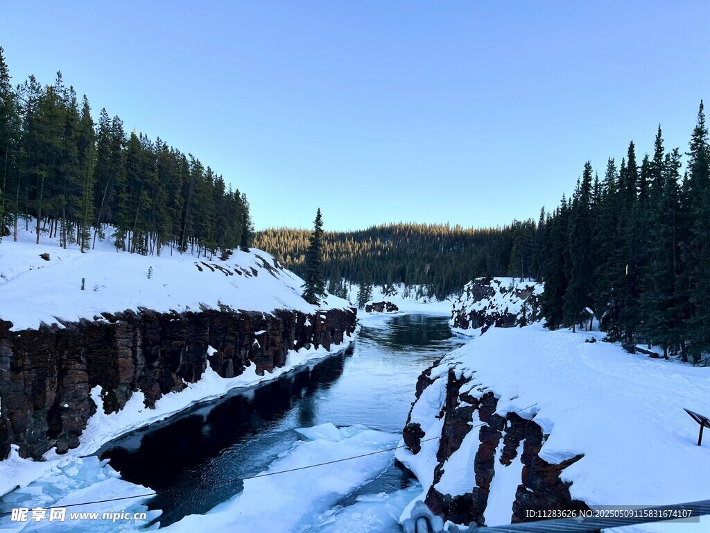 冬日雪景中的林间河道