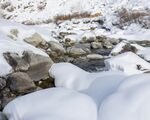 雪覆石块的冬日景致
