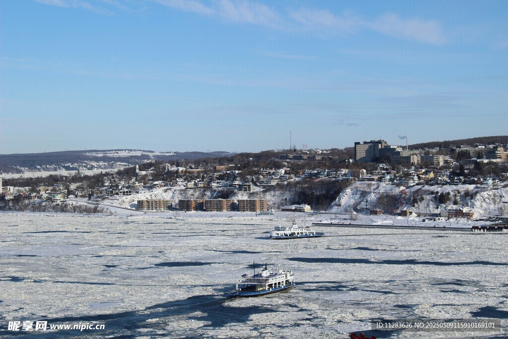 冬日冰封河岸雪景风光
