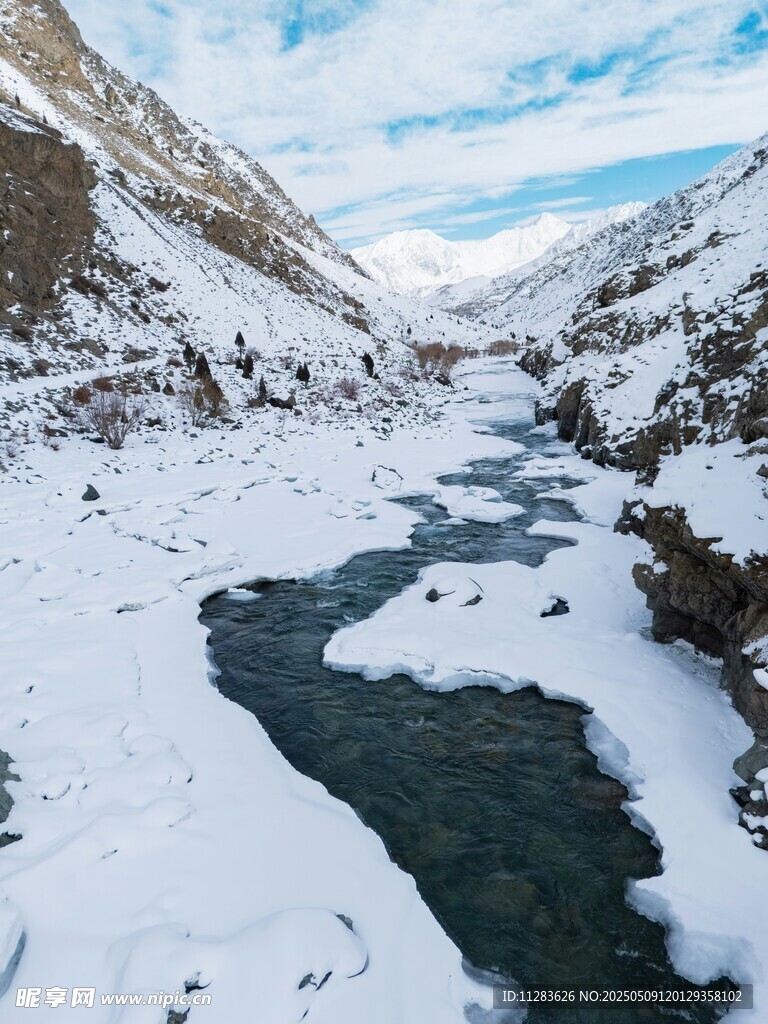 冬日河谷雪景