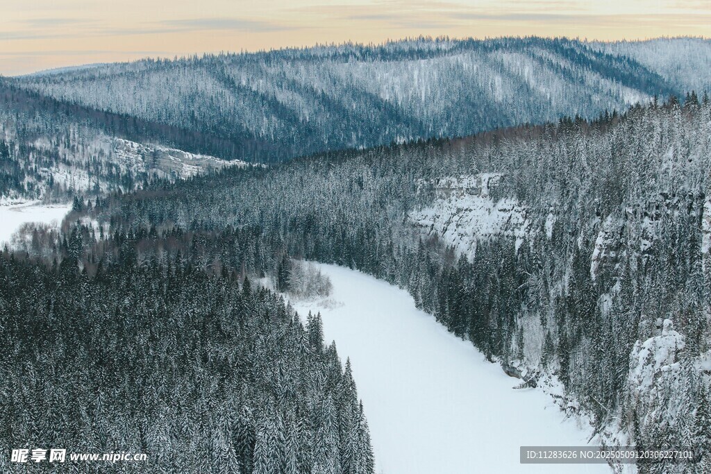 冬日雪覆山林河谷美景
