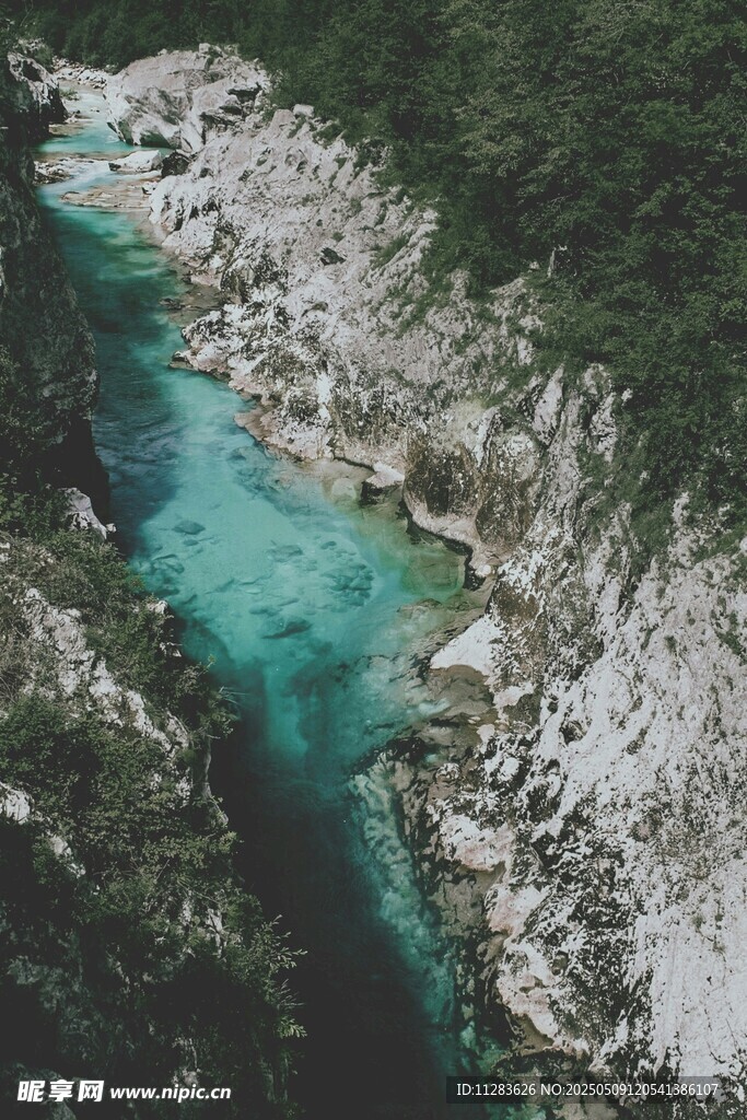 山间碧色溪流俯瞰美景