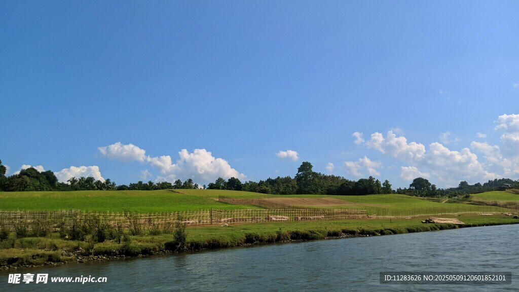 河畔绿野蓝天美景