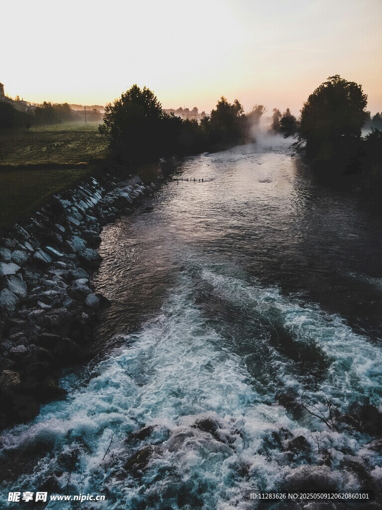 日出下的湍急河流景观