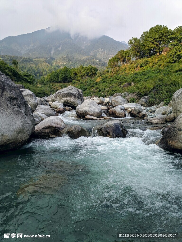 山间溪流与嶙峋怪石