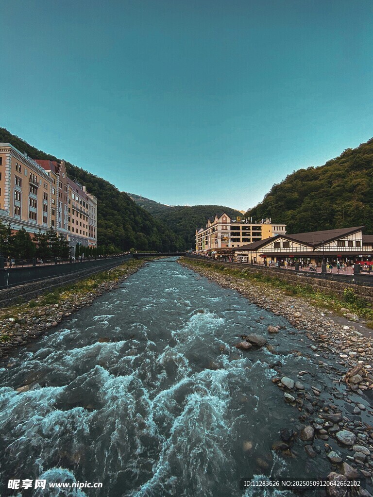 山间湍急溪流旁的建筑
