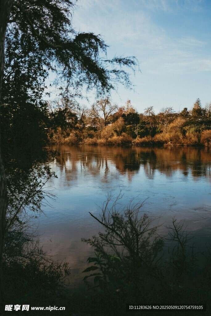 湖畔黄昏美景
