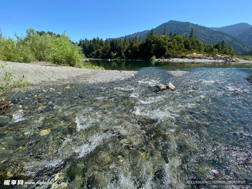 清澈溪流与远山美景