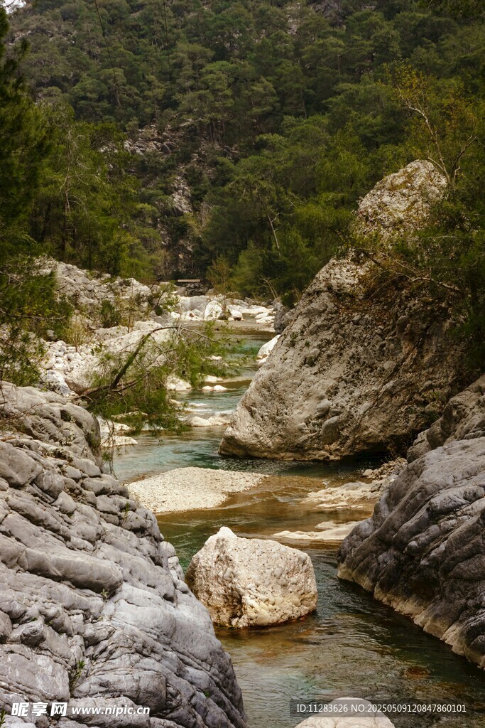 山间溪流岩石自然美景
