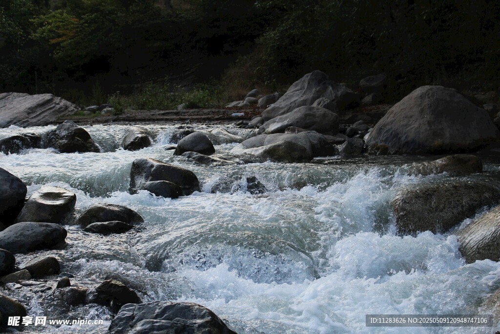 山间湍急溪流