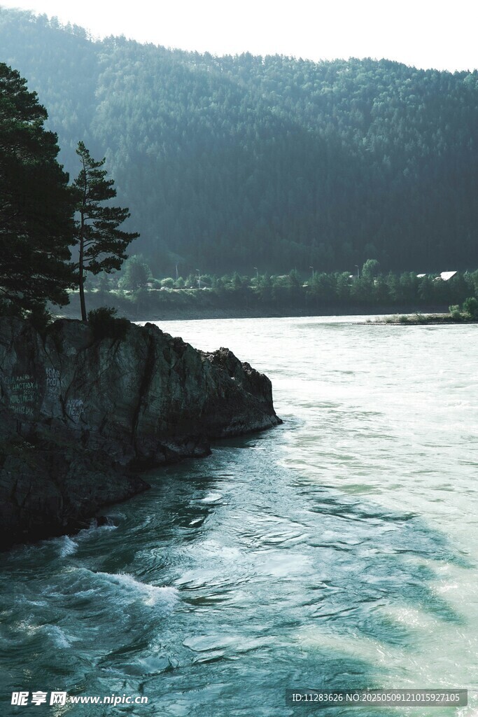 河畔山景 水波荡漾