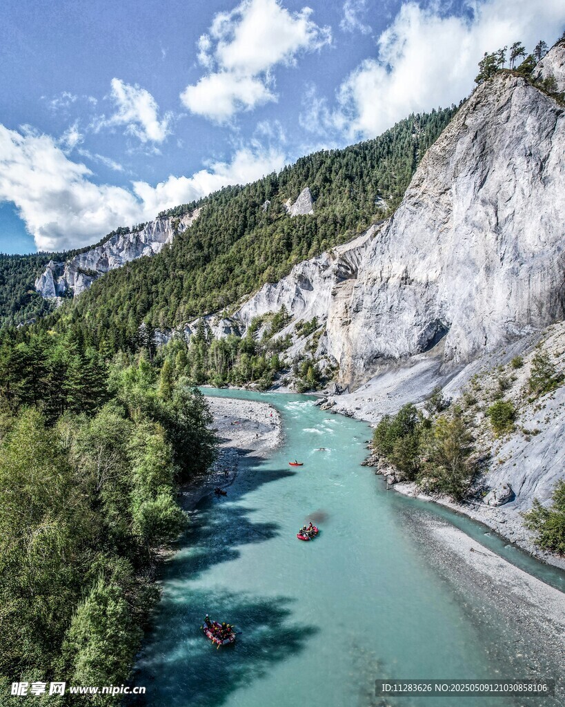 山间碧河美景