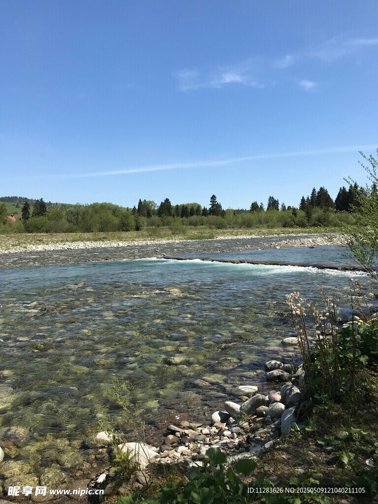 清澈河畔风光