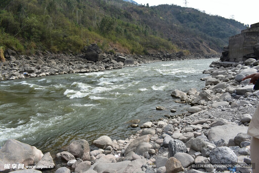 山间湍急河流与岸边岩石