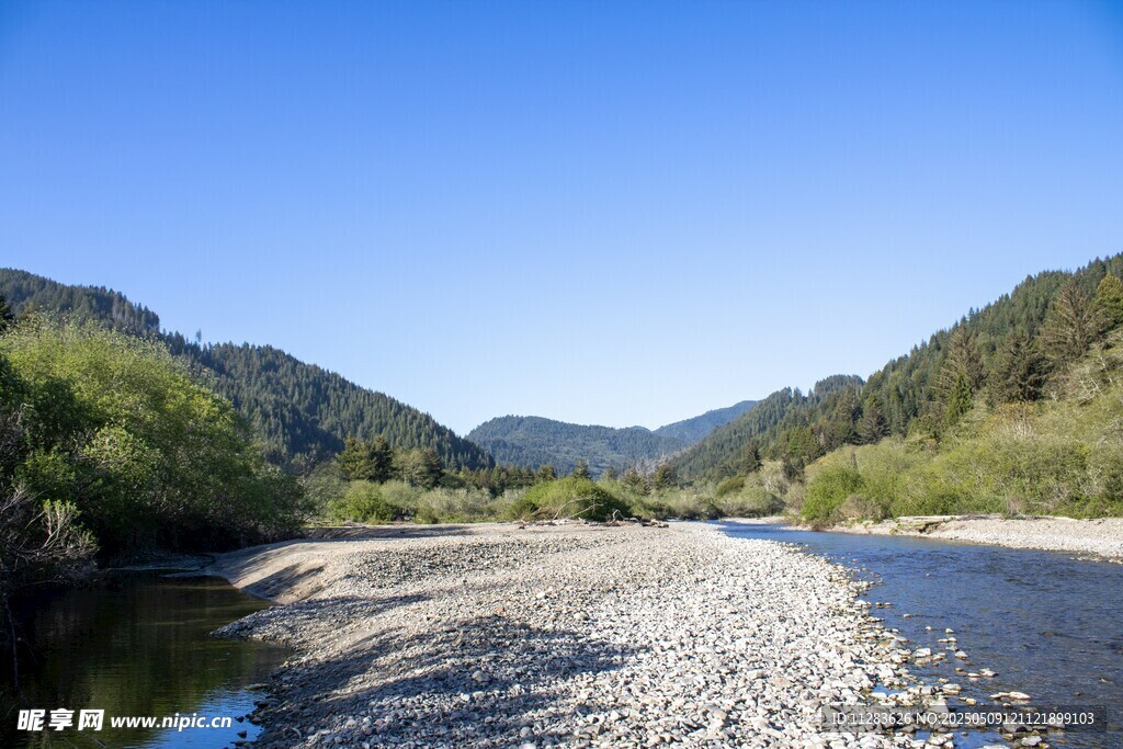 山间河畔美景