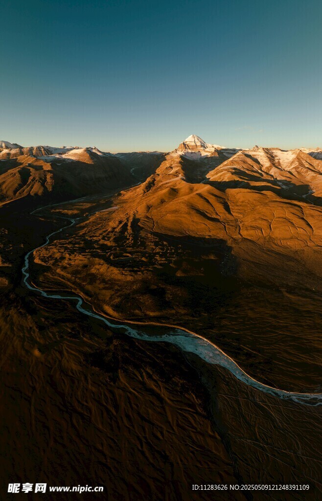 壮丽山河间蜿蜒河流美景
