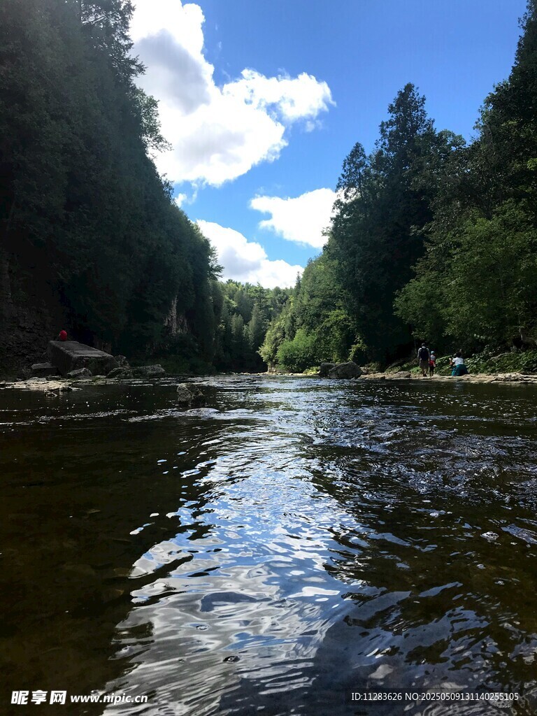 宁静河畔风光