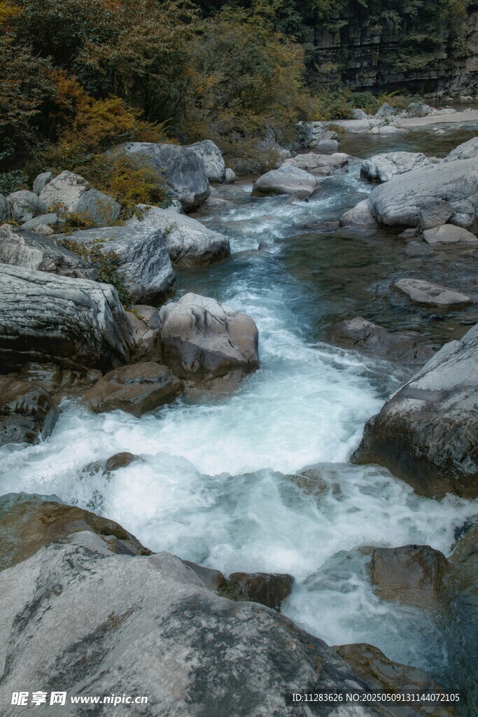 山间湍急溪流穿岩石